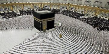 بدء تسجيل رغبات الحج للمواطنين والمقيمين لموسم 1446هـ عبر “نسك” والمسار الإلكتروني