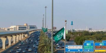 الرياض تحتفي بيوم التأسيس برفع أعلام الدولة السعودية الأولى