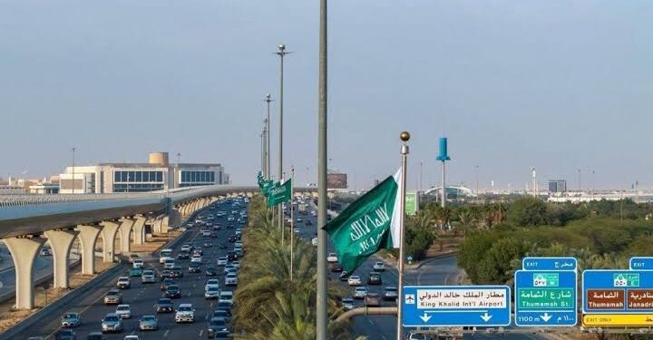 الرياض تحتفي بيوم التأسيس برفع أعلام الدولة السعودية الأولى