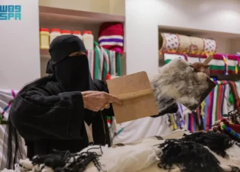 “ذاكرة الأرض” تحتفي بالحرفيين في يوم التأسيس بعرعر