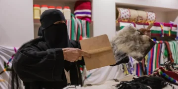 “ذاكرة الأرض” تحتفي بالحرفيين في يوم التأسيس بعرعر