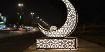 شوارع نجران وميادينها تتزيّن بالمجسمات والفوانيس الرمضانية