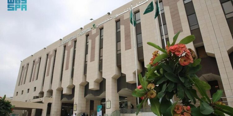 عملية جراحية نادرة تنهي معاناة فتاة من تشوهات العمود الفقري بمستشفى النور التخصصي