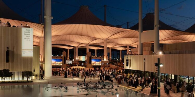 بينالي الفنون الإسلامية يجذب الزوار بفعاليات ثقافية متنوعة