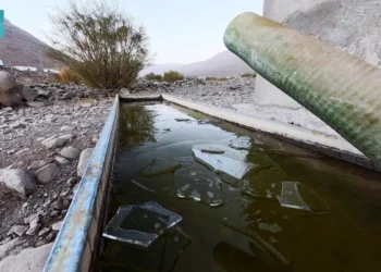 تبوك تحت الصفر.. موجة برد قطبية تتسبب في تجمد المياه في الأماكن المفتوحة