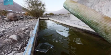 تبوك تحت الصفر.. موجة برد قطبية تتسبب في تجمد المياه في الأماكن المفتوحة