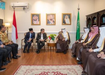 وزير الصحة يبحث تعزيز الشراكة الصحية مع وزيري القوى العاملة وحماية العمال الإندونيسيين