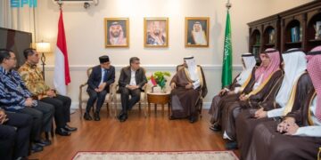 وزير الصحة يبحث تعزيز الشراكة الصحية مع وزيري القوى العاملة وحماية العمال الإندونيسيين