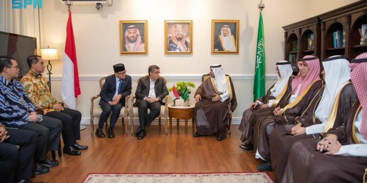 وزير الصحة يبحث تعزيز الشراكة الصحية مع وزيري القوى العاملة وحماية العمال الإندونيسيين