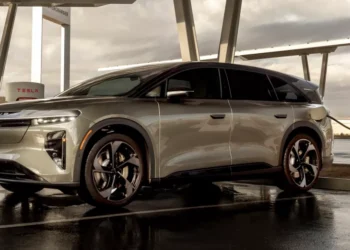 لماذا تضع تسلا منافذ الشحن في نهاية السيارة؟