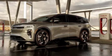 لماذا تضع تسلا منافذ الشحن في نهاية السيارة؟