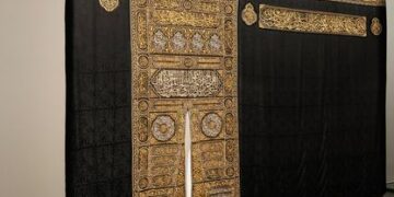 كسوة الكعبة المشرفة: عرض فني فريد في بينالي الفنون الإسلامية بجدة