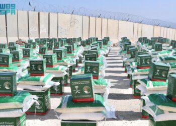 مركز الملك سلمان للإغاثة يوزع 803 سلال غذائية و803 حقائب صحية في مدينة حارم بمحافظة إدلب