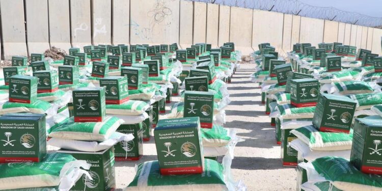 مركز الملك سلمان للإغاثة يوزع 803 سلال غذائية و803 حقائب صحية في مدينة حارم بمحافظة إدلب