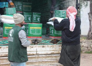 مركز الملك سلمان للإغاثة يوزّع 1.536 من السلال الغذائية والحقائب الصحية في مدينة حارم بمحافظة إدلب السورية