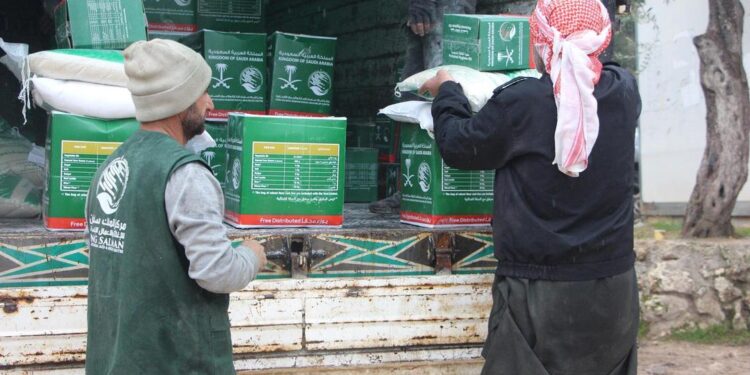 مركز الملك سلمان للإغاثة يوزّع 1.536 من السلال الغذائية والحقائب الصحية في مدينة حارم بمحافظة إدلب السورية