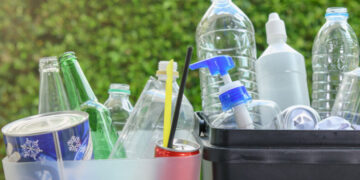 إعادة تدوير القوارير البلاستيكية في المملكة.. خطوة رائدة نحو الاستدامة البيئية