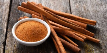 القرفة وتحسين سكر الدم.. دراسات حديثة تكشف الفوائد وتحذيرات هامة