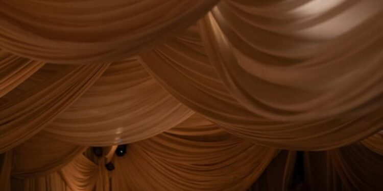 “الموكا”.. لون أعراس 2025 الذي يجمع الأناقة بالرقي!