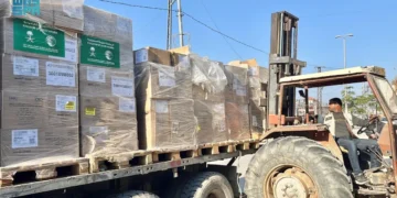 وصول 25 شاحنة إغاثية سعودية لدعم المستشفيات والمراكز الصحية جنوب غزة