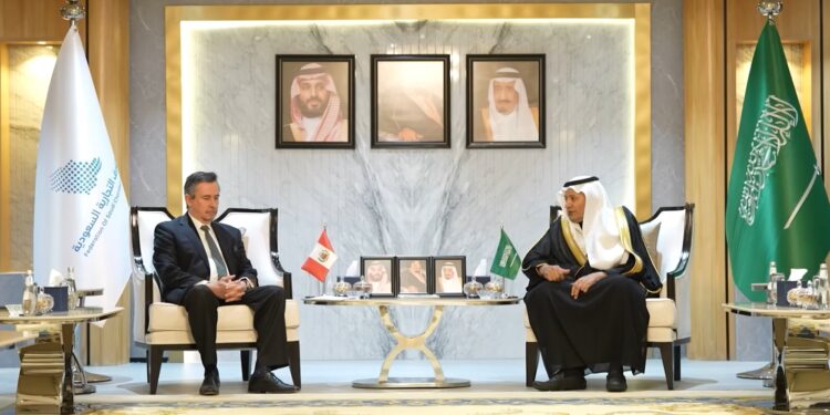 رئيس اتحاد الغرف السعودية يبحث سبل تعزيز التعاون مع سفيري البيرو وكازاخستان