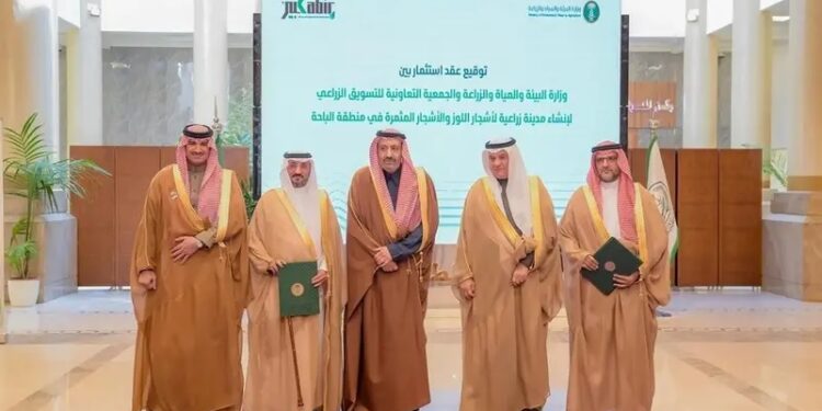 توقيع عقود استثمارية لتحويل الباحة إلى وجهة زراعية متكاملة