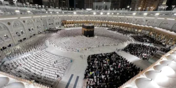 الدفاع المدني يحذر المعتمرين من التوقف للصلاة في المسارات المخصصة للمشاة داخل الحرم