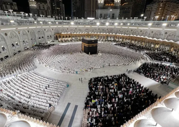 الدفاع المدني يحذر المعتمرين من التوقف للصلاة في المسارات المخصصة للمشاة داخل الحرم