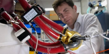 لأول مرة في التاريخ.. رجل يعيش بقلب صناعي لأكثر من 100 يوم قبل الزراعة الحقيقية