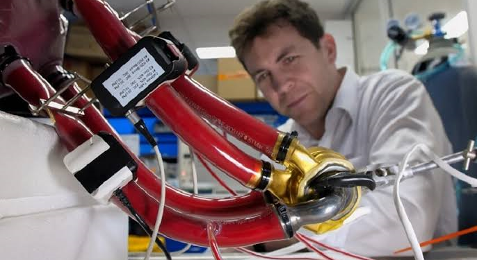 لأول مرة في التاريخ.. رجل يعيش بقلب صناعي لأكثر من 100 يوم قبل الزراعة الحقيقية