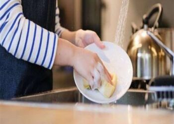 دراسة أمريكية: “غسل المواعين” يحسن الصحة النفسية