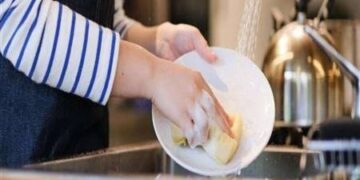 دراسة أمريكية: “غسل المواعين” يحسن الصحة النفسية