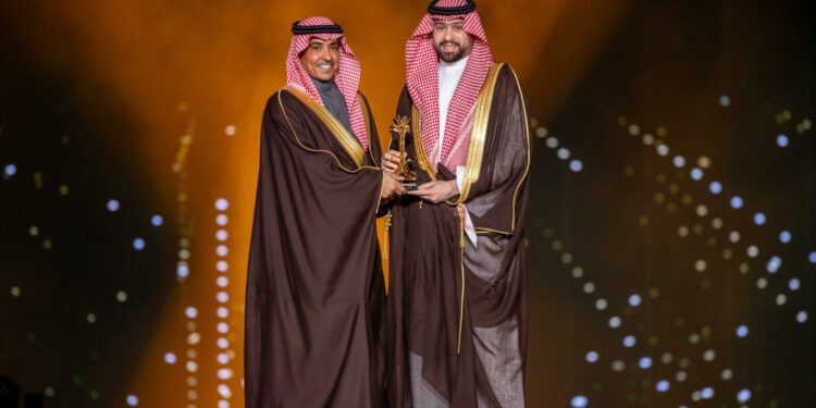 وزير الإعلام يكرّم “موسم الرياض” بجائزة التميز الإعلامي في الترفيه
