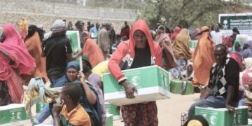 مركز الملك سلمان للإغاثة يوزّع 600 حقيبة ملابس في مدينة هرجيسا