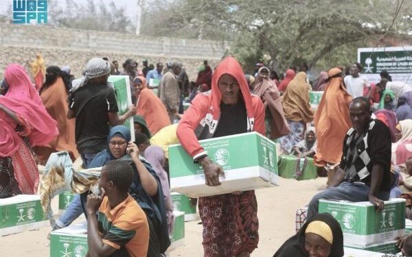 مركز الملك سلمان للإغاثة يوزّع 600 حقيبة ملابس في مدينة هرجيسا