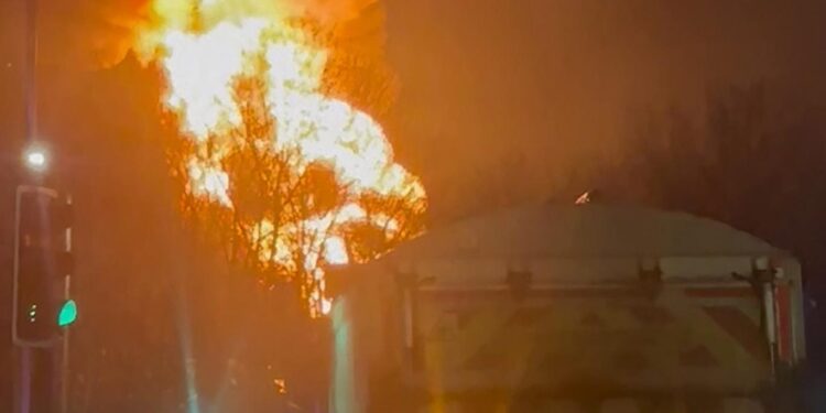 إغلاق مطار هيثرو بسبب حريق في محطة كهرباء فرعية