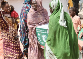 مركز الملك سلمان للإغاثة يوزع 644 سلة غذائية في بورتسودان بالسودان