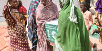 مركز الملك سلمان للإغاثة يوزع 644 سلة غذائية في بورتسودان بالسودان