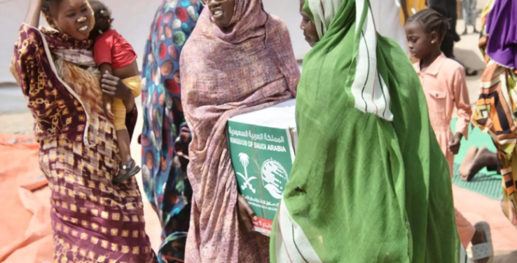 مركز الملك سلمان للإغاثة يوزع 644 سلة غذائية في بورتسودان بالسودان