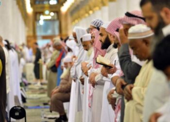 ليلة 27 رمضان.. جموع المصلين يؤدون صلاتي العشاء والتراويح في المسجد الحرام