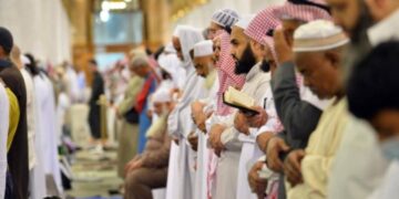 ليلة 27 رمضان.. جموع المصلين يؤدون صلاتي العشاء والتراويح في المسجد الحرام