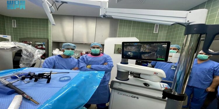 نجاح جراحة روبوتية للعمود الفقري والحوض بـ«فهد الجامعي»