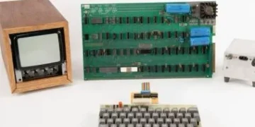 بيع كمبيوتر Apple-1 النادر في مزاد تاريخي مقابل 375 ألف دولار