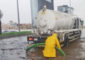 أمانة جدة تواصل معالجة آثار الأمطار وتكثف أعمال سحب التجمعات المائية