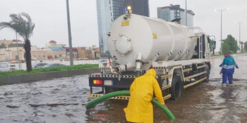 أمانة جدة تواصل معالجة آثار الأمطار وتكثف أعمال سحب التجمعات المائية