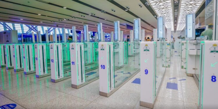 152 بوابة إلكترونية لتسهيل عبور المسافرين في مطارات المملكة دون تدخل بشري