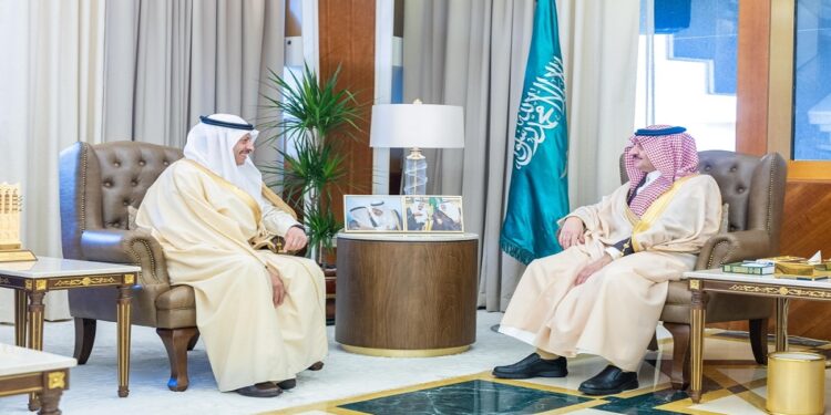 أمير المنطقة الشرقية يستقبل سفير المملكة لدى مملكة البحرين الشقيقة