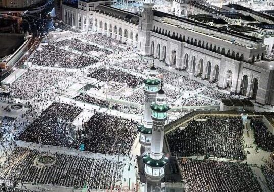 هل تكون ليلة القدر؟.. الحرم المكي يمتلئ بالمصليين ويصل لأقصى طاقته الاستعابية