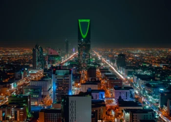 السعوديون ينفقون 13 مليار ريال على الأطعمة والملابس والترفيه