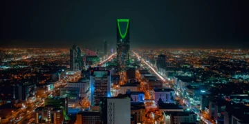 السعوديون ينفقون 13 مليار ريال على الأطعمة والملابس والترفيه